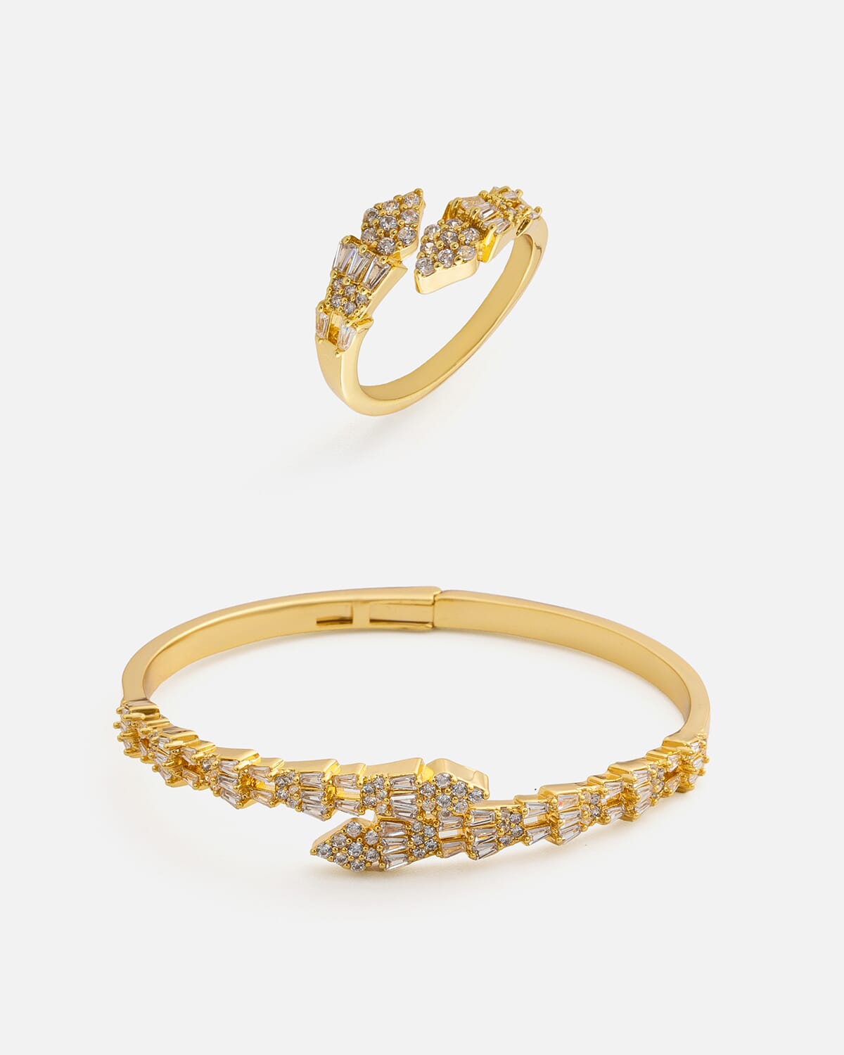 ‎ طقم نسائي مميز بلون ذهبي